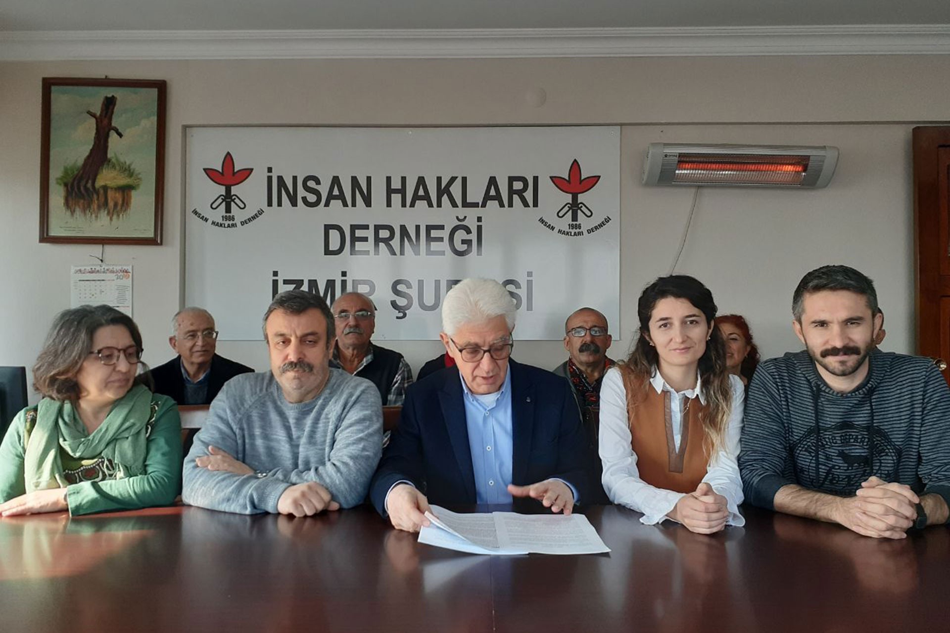 İHD İzmir Şubesi üyelerinin basın açıklaması