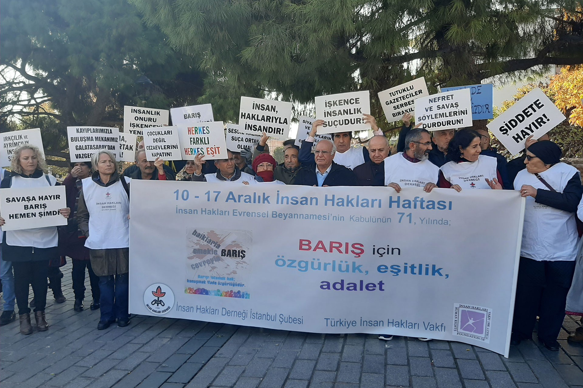 İHD ve TİHV İstanbul Şubesi üyelerinin basın açıklaması