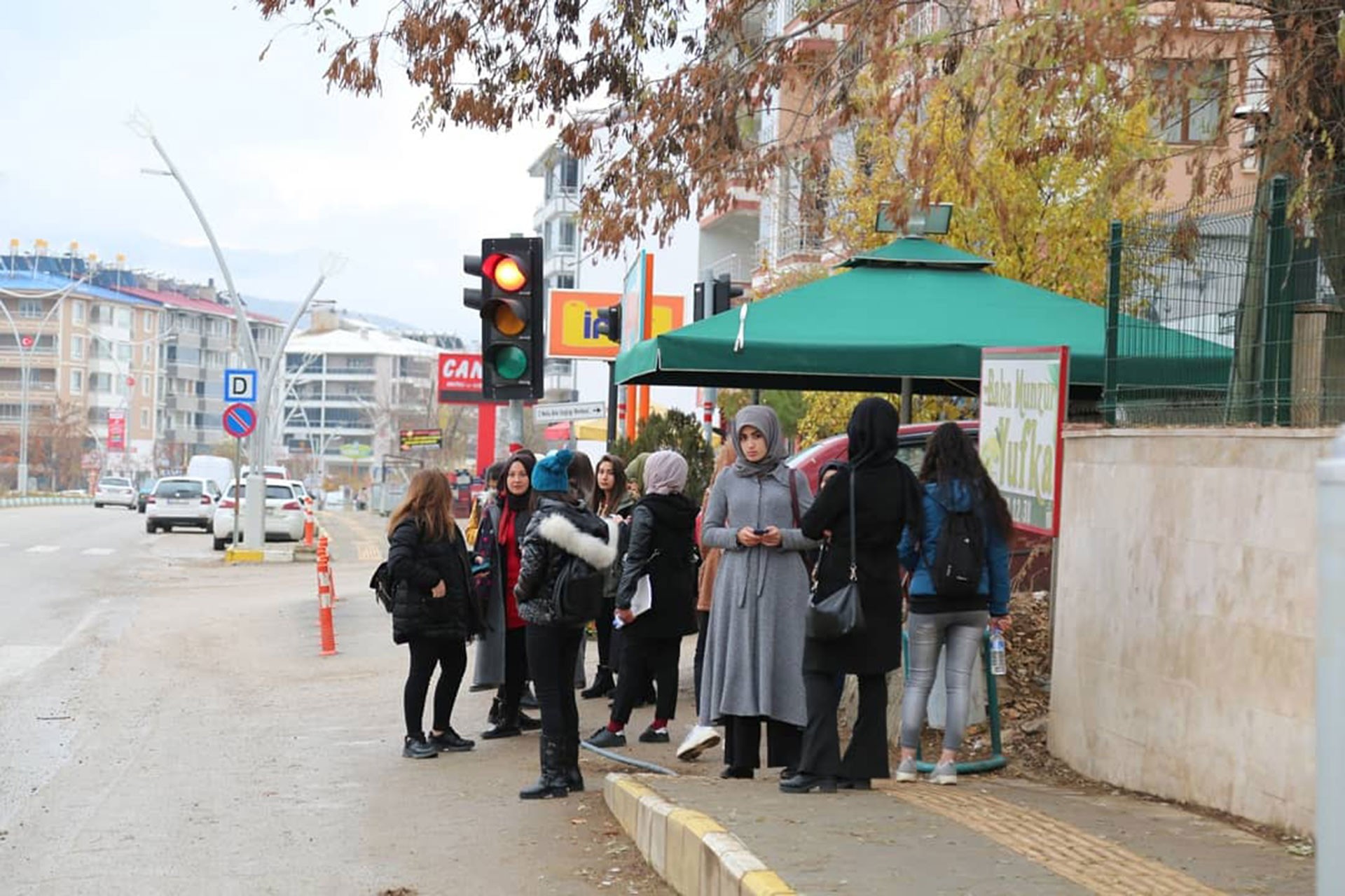 Dersim'de durakta bekleyen öğrenciler