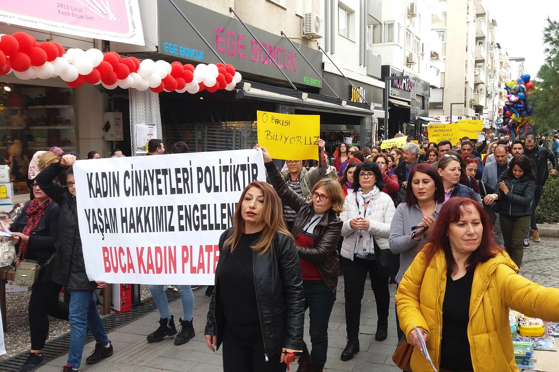 Buca Kadın Platformu üyesi kadınlar, 'Kadın cinayetleri politiktir, yaşam hakkımız engellenemez!' yazılı pankartı taşıyarak yürürken