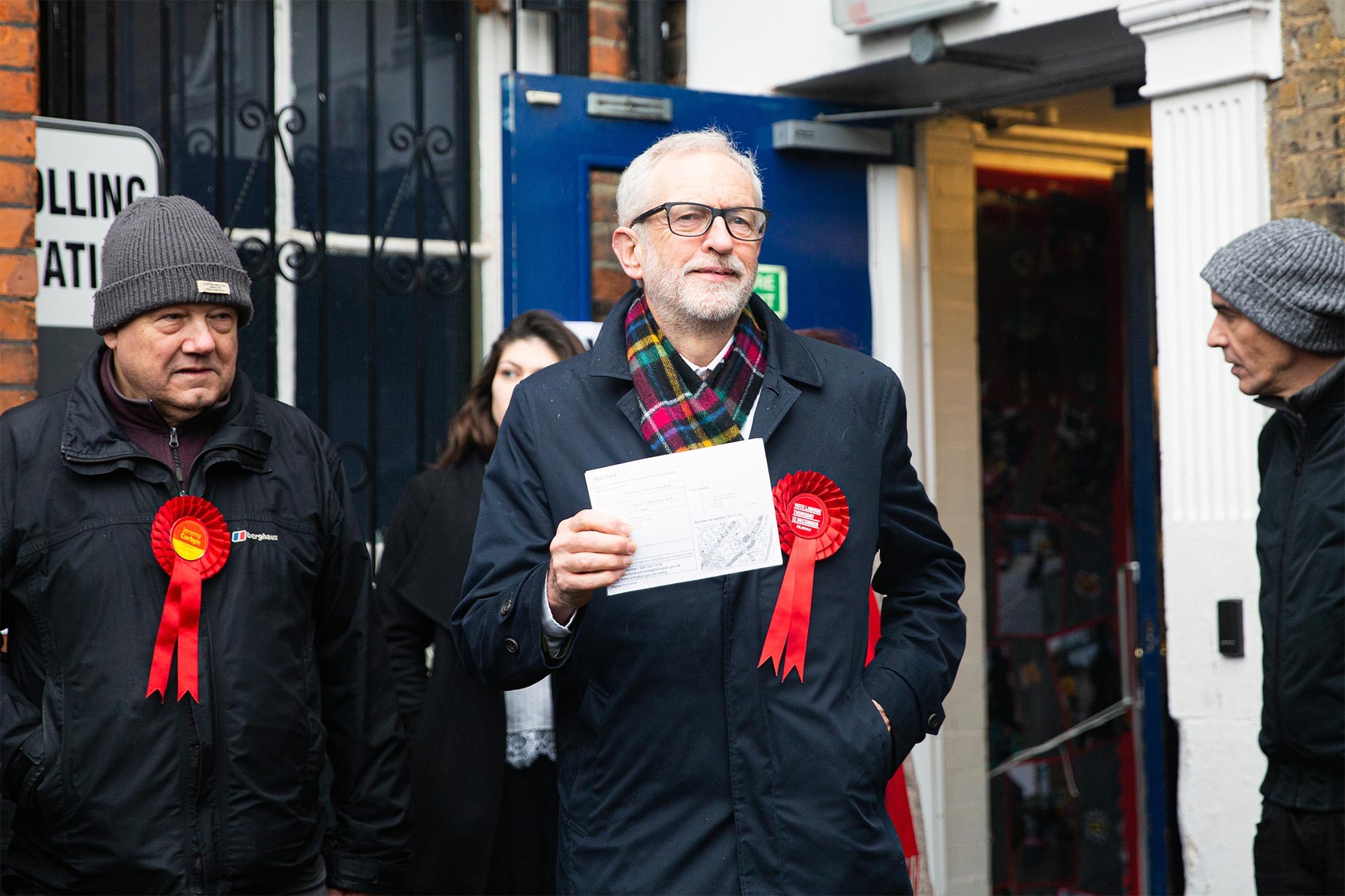 Oy kullanmaya giden Jeremy Corbyn