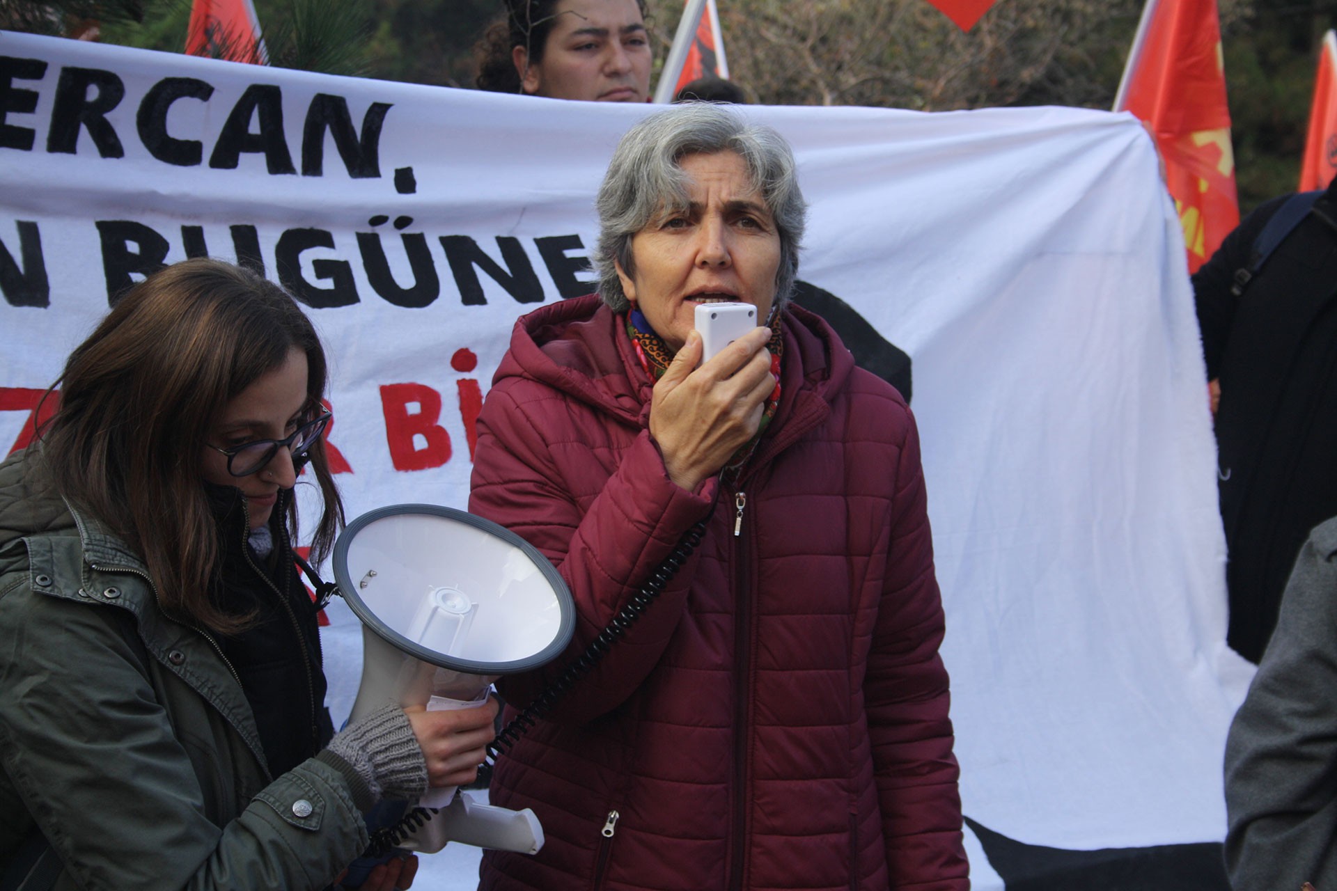 Emek Partisi Genel Başkanı Selma Gürkan (sağda)