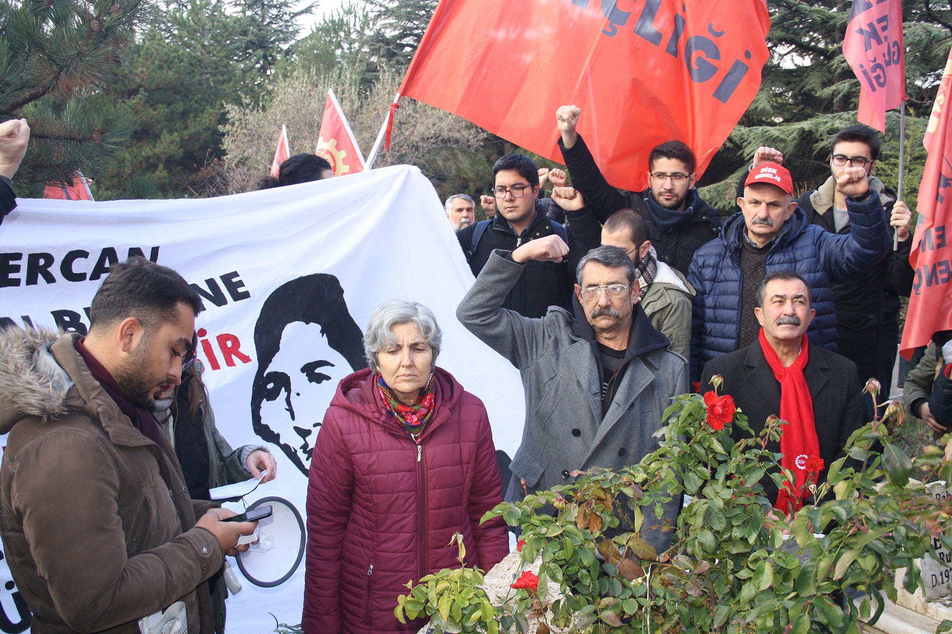 Emek Partisi Genel Başkanı Selma Gürkan (ortada) ve Devrimci 78'liler Federasyonu Başkanı Hüseyin Esentürk (sağda))