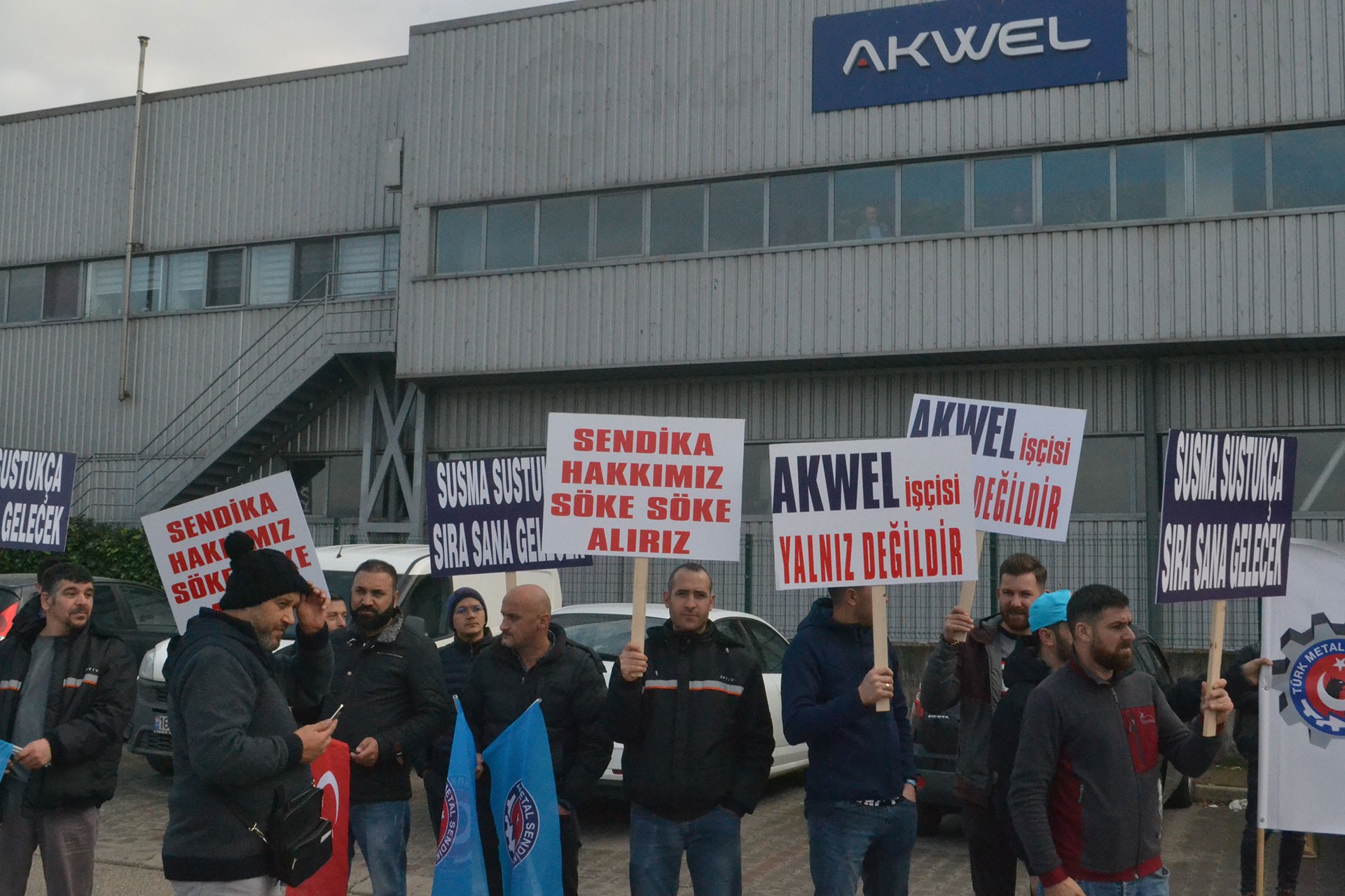 Akwel Otomotiv fabrikası önünde eylem yapan işçiler