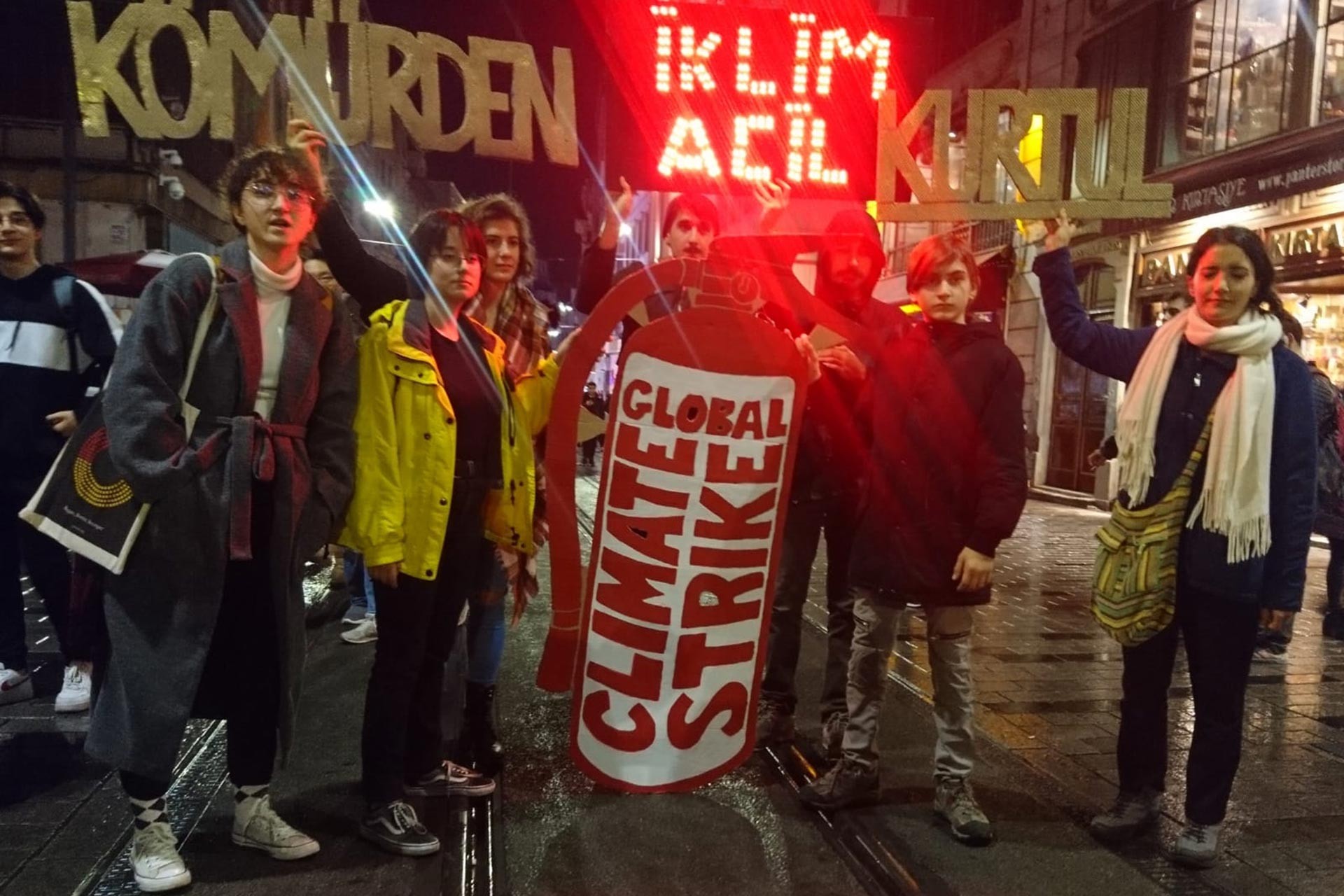 İklim aktivistlerinin Taksim'de yaptığı eylemden bir fotoğraf