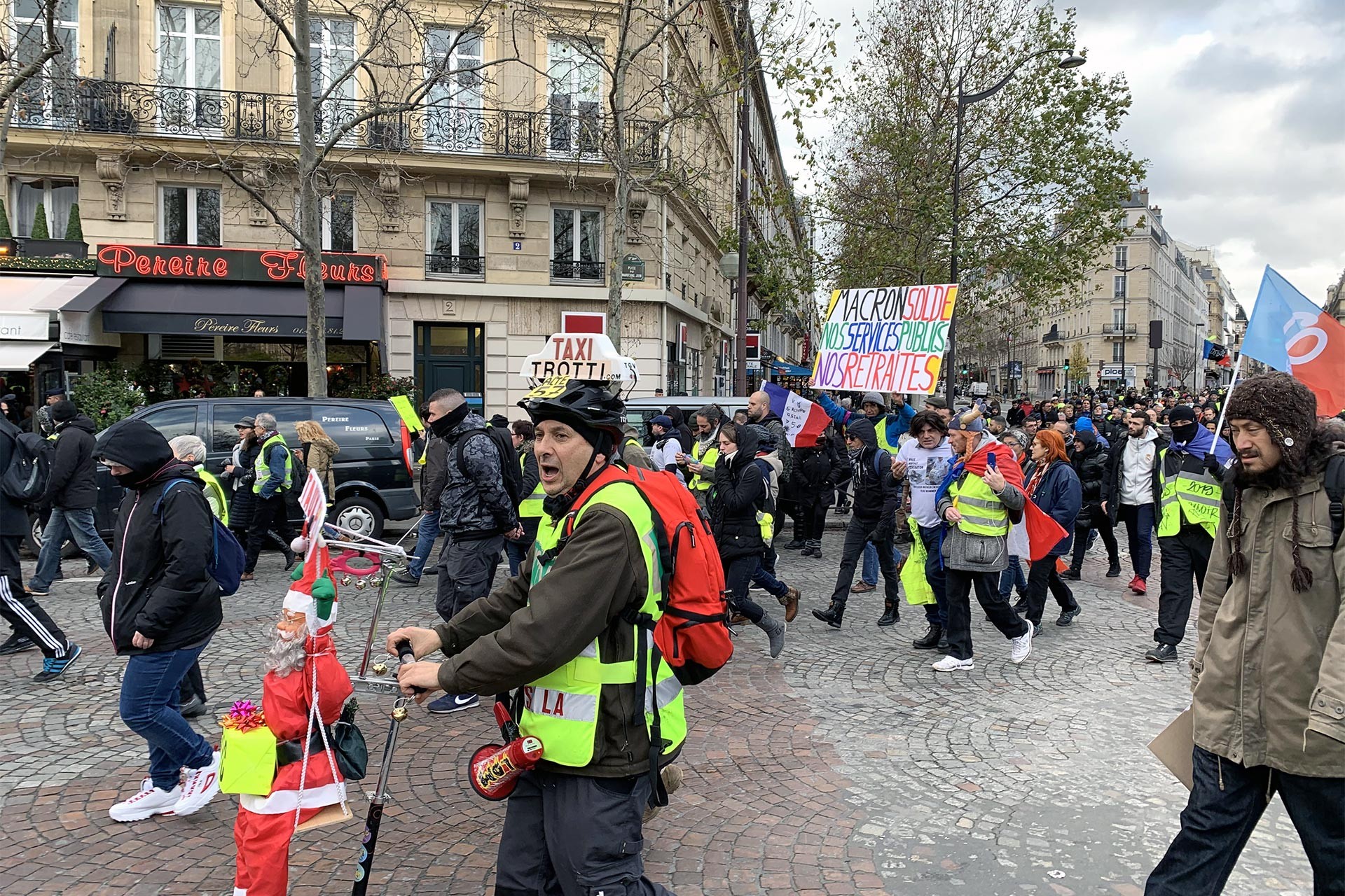 Macron yönetimini protesto etmek için sokağa çıkan sarı yelekliler yürüyüş yapıyor.