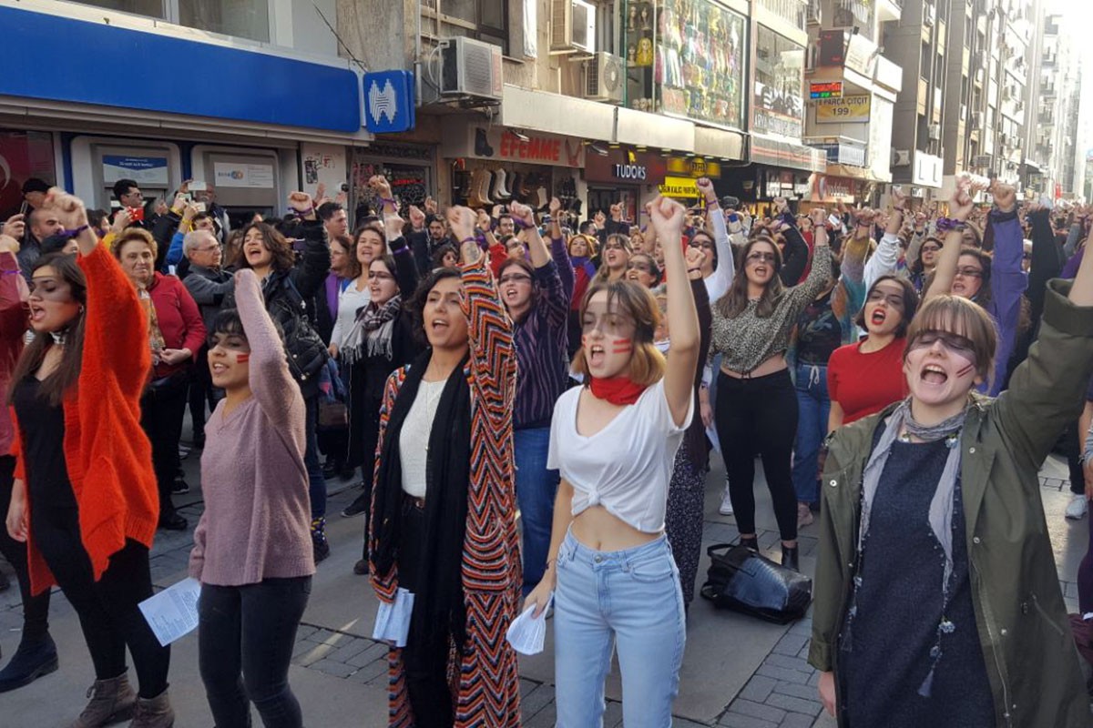 İzmir'de kadınların danslı protestosu.