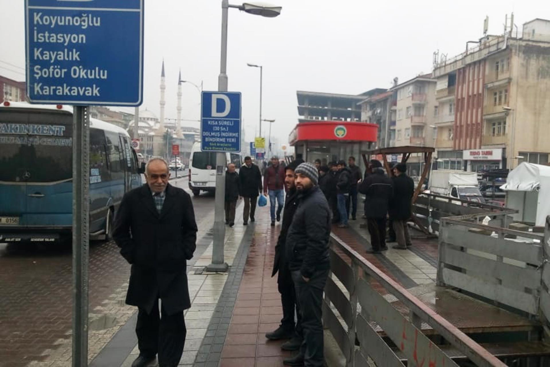 Malatya'da işe gitmek için servis bekleyen işçiler