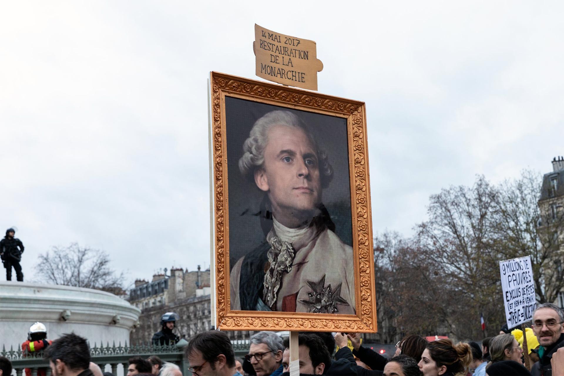 Fransa'da emeklilik düzenlemesine karşı düzenlenen grevde Macron'u kral gibi gösteren döviz