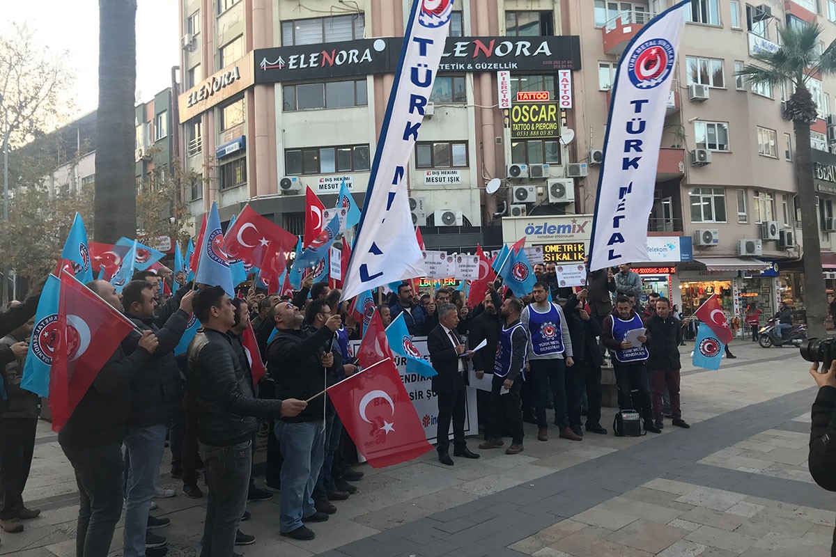 Denizli'de kent meydanına toplanan Türk Metal üyesi işçiler.