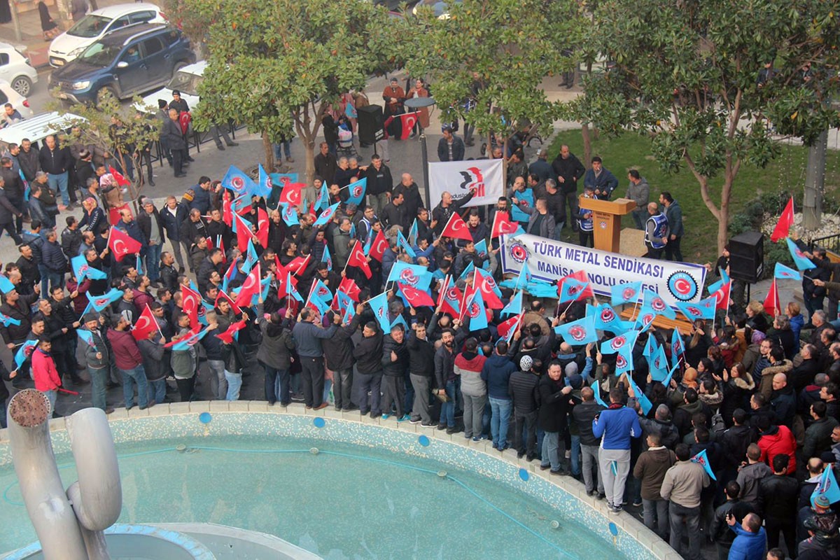 Manisa'da kent meydanına toplanan Türk Metal üyesi işçiler.