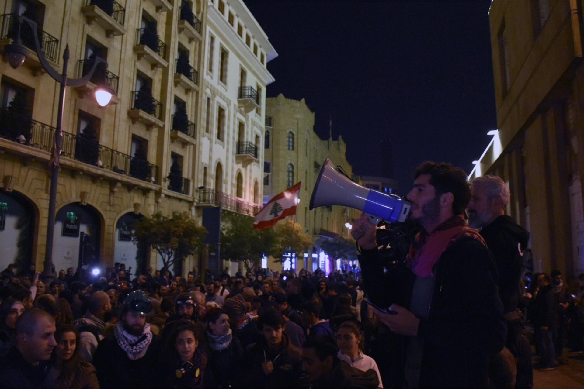 Hükümeti kurmakla görevlendirilen Diyab'ı protesto eden Hariri destekçileri