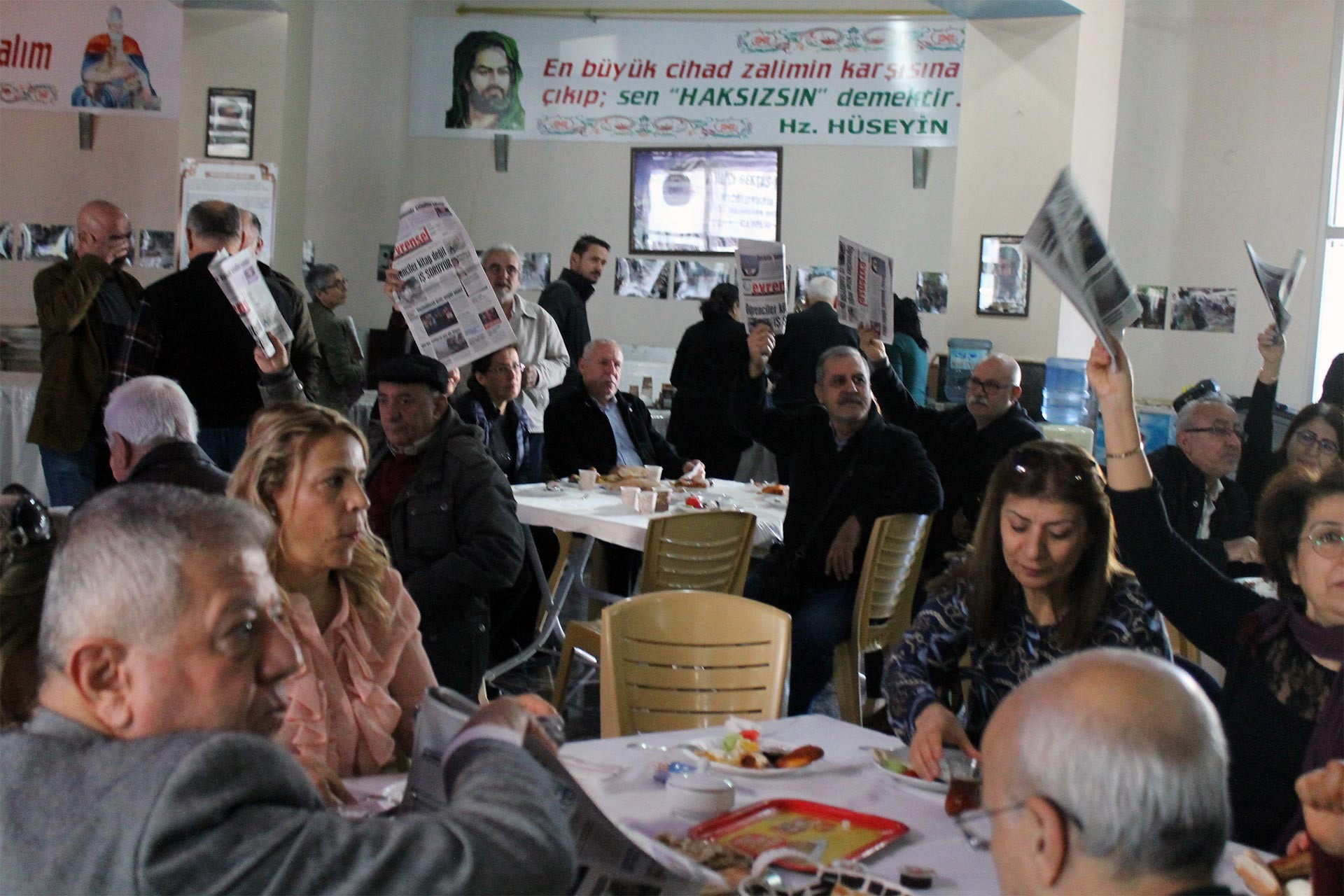 İskenderun'daki Evrensel etkinliğinde gazeteleriyle poz veren Evrensel okurları