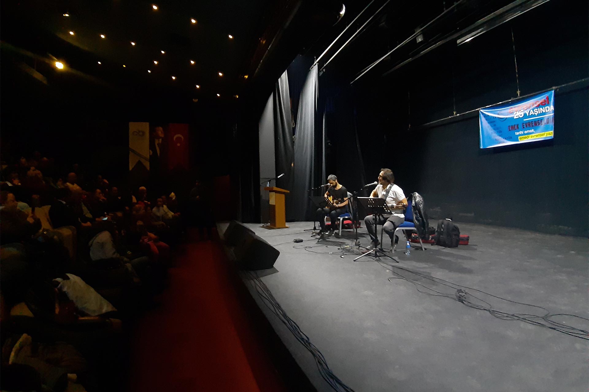 Çorlu'da düzenlenen Evrensel'le dayanışma konseri