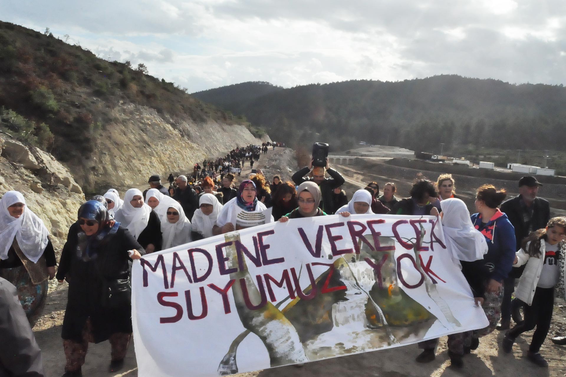 Çanakkale Kumarlar köyü kadınları, altın şirketinin sularını ellerinden almasına karşı 'Madene verecek suyumuz yok' pankartıyla yürürken