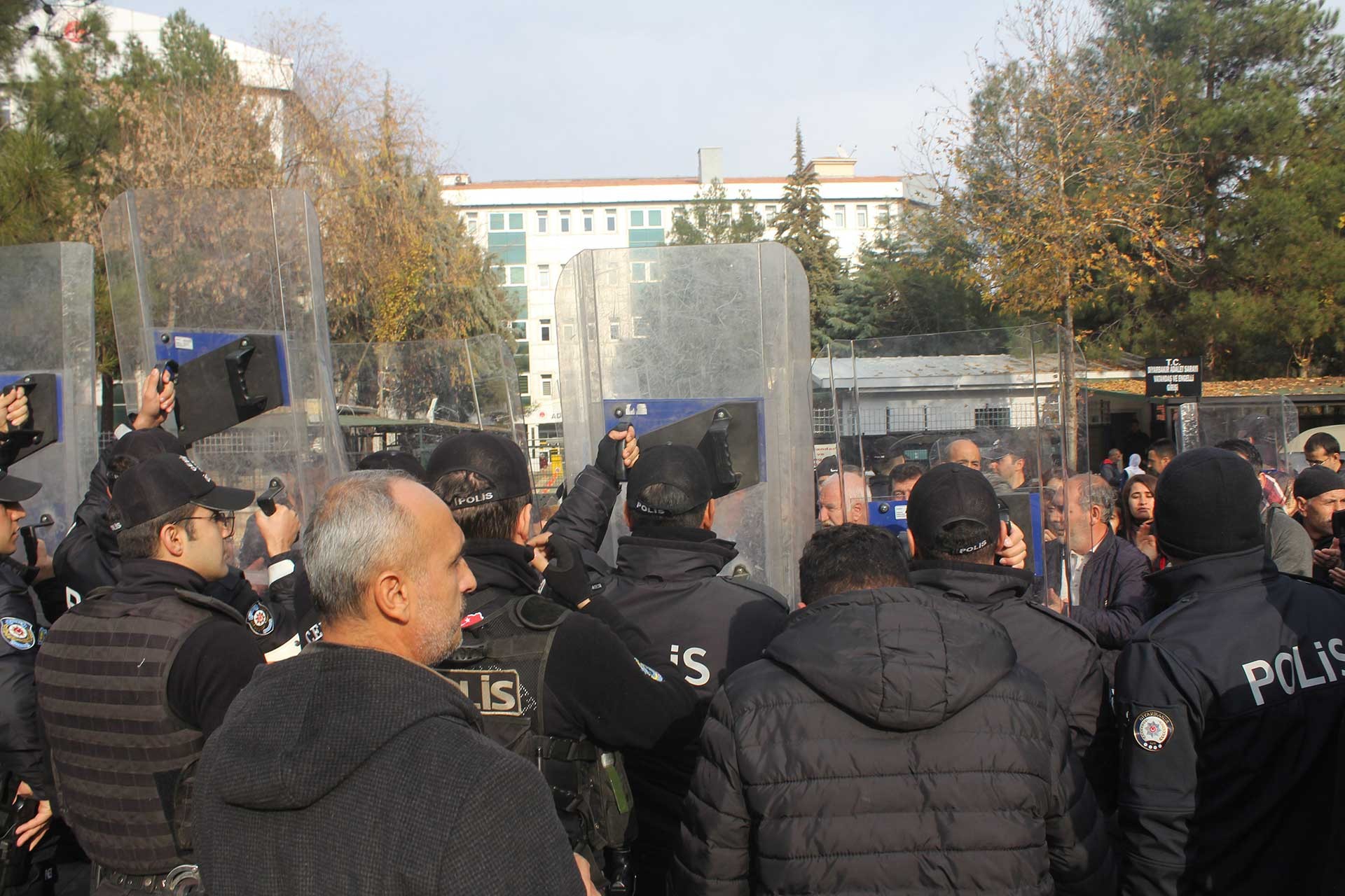 Sur Belediyesi eş başkanlarının tutuklanmasını protesto etmek isteyenler polis kalkanlarıyla engellendi. 