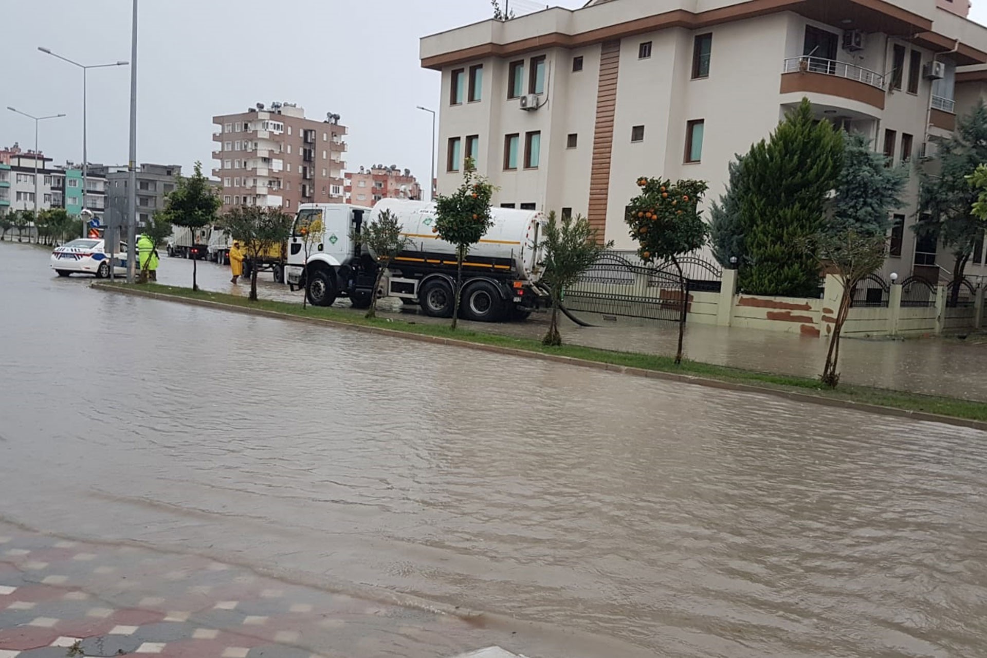 Ceyhan Nehri'nde meydana gelen taşkın nedeniyle sokaklar suyla doldu