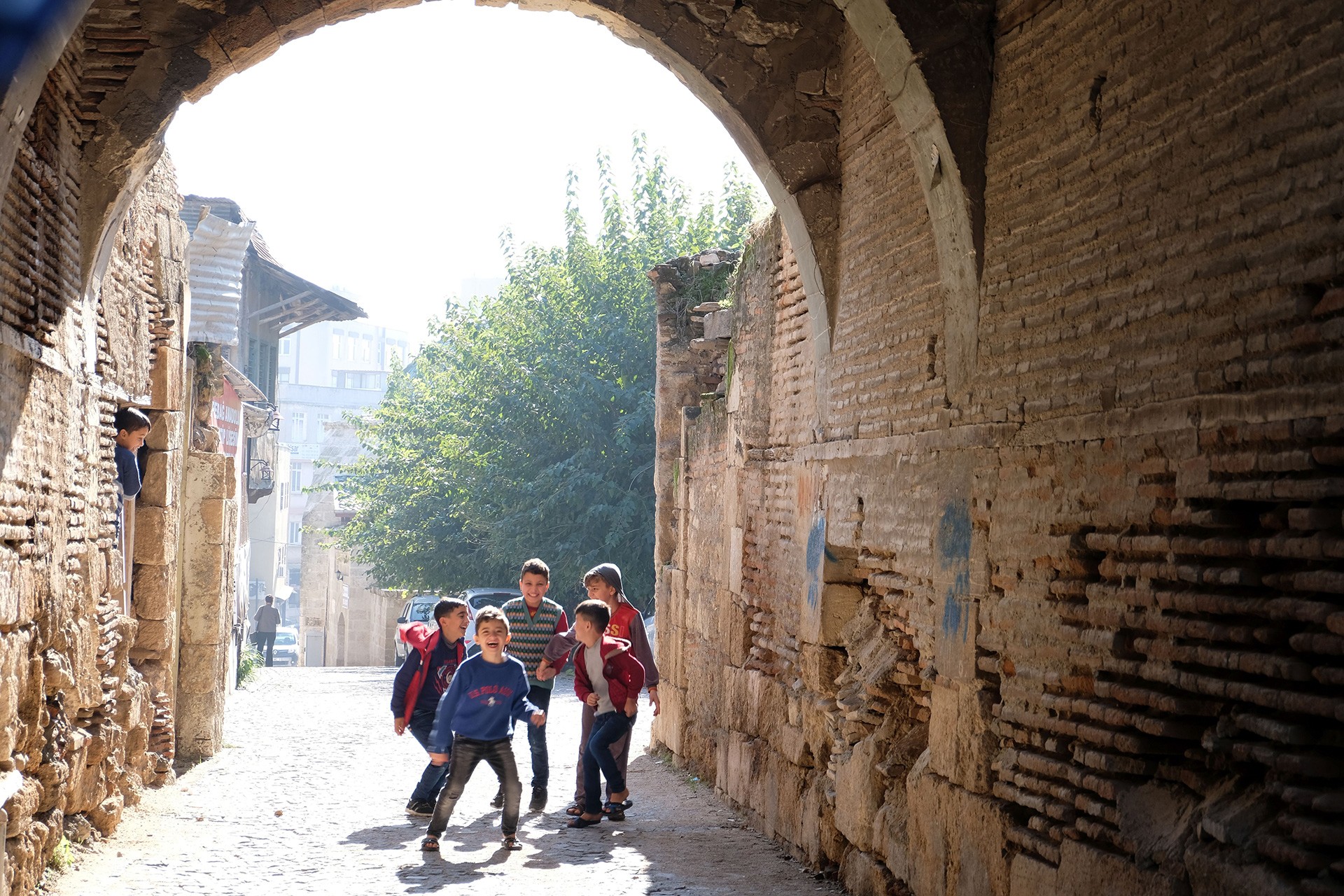 Cumbalı evlerin önünde oyun oynayan çocuklar