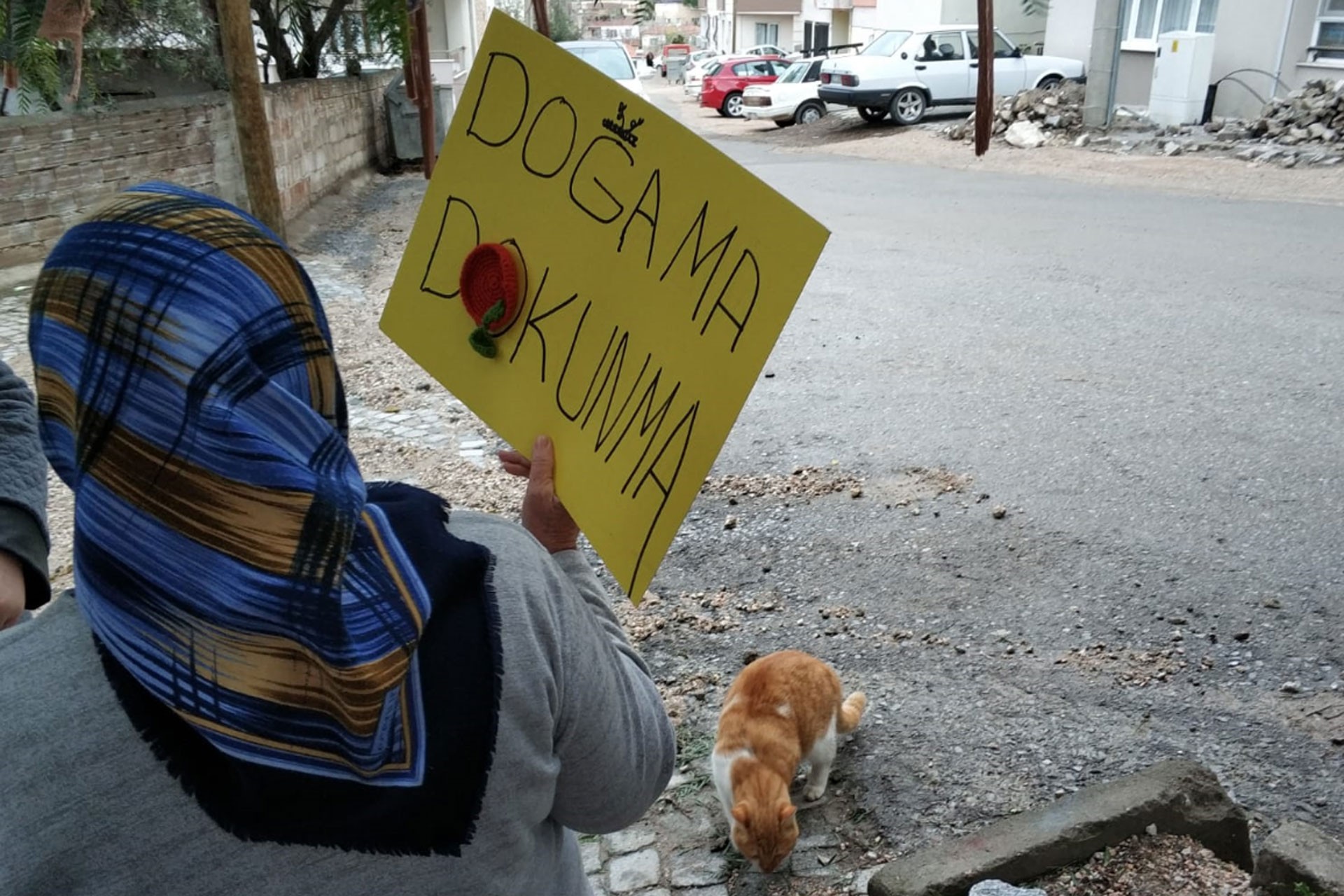 Dikili'de kesilmek istenilen ağaç için mahalleli eylem yaptı