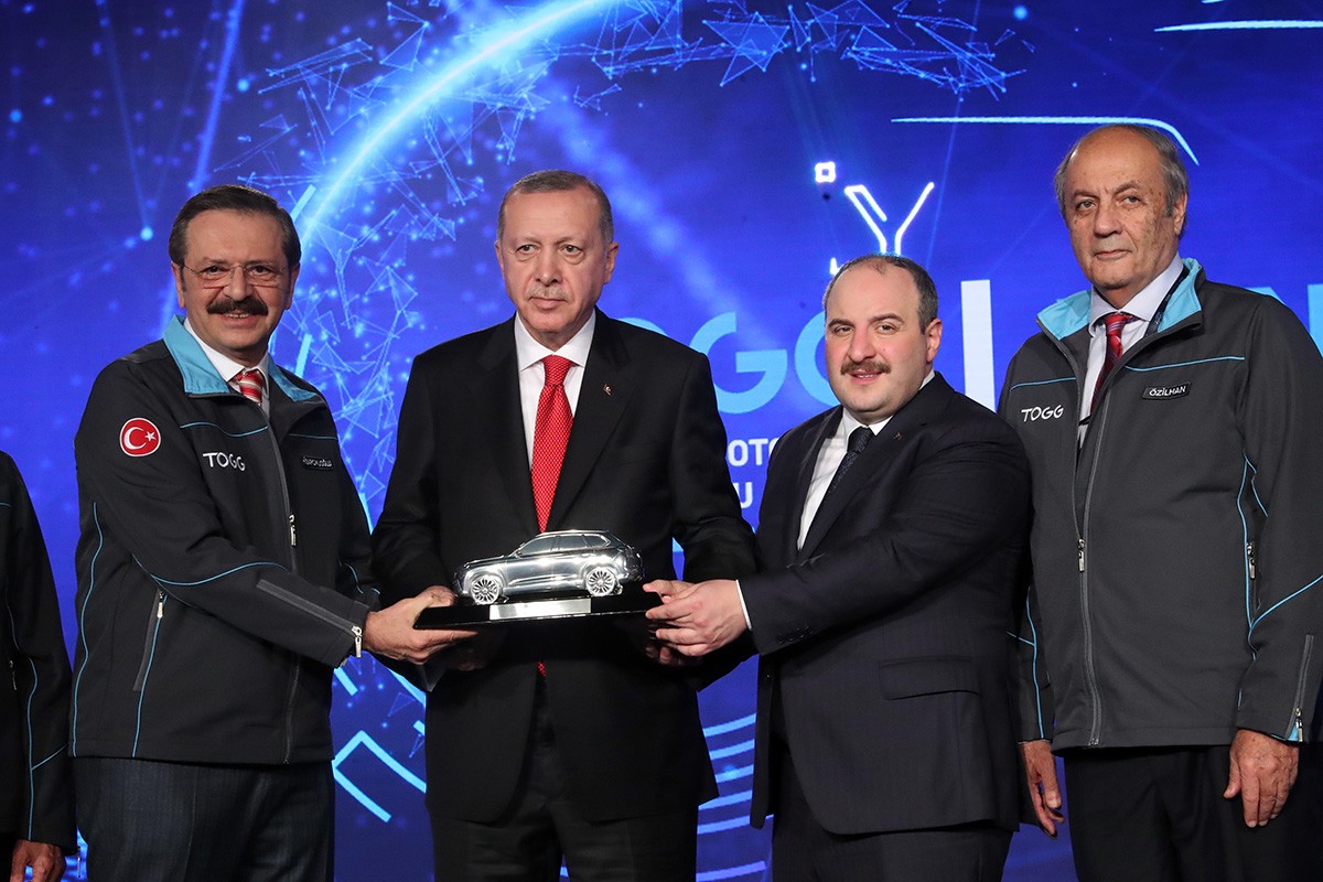 Tayyip Erdoğan elinde maket otomobille