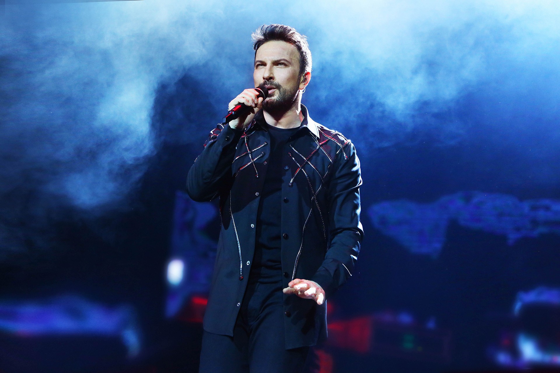 Tarkan, Avrupa turnesi kapsamında düzenlenen bir konserde şarkı söylüyor.