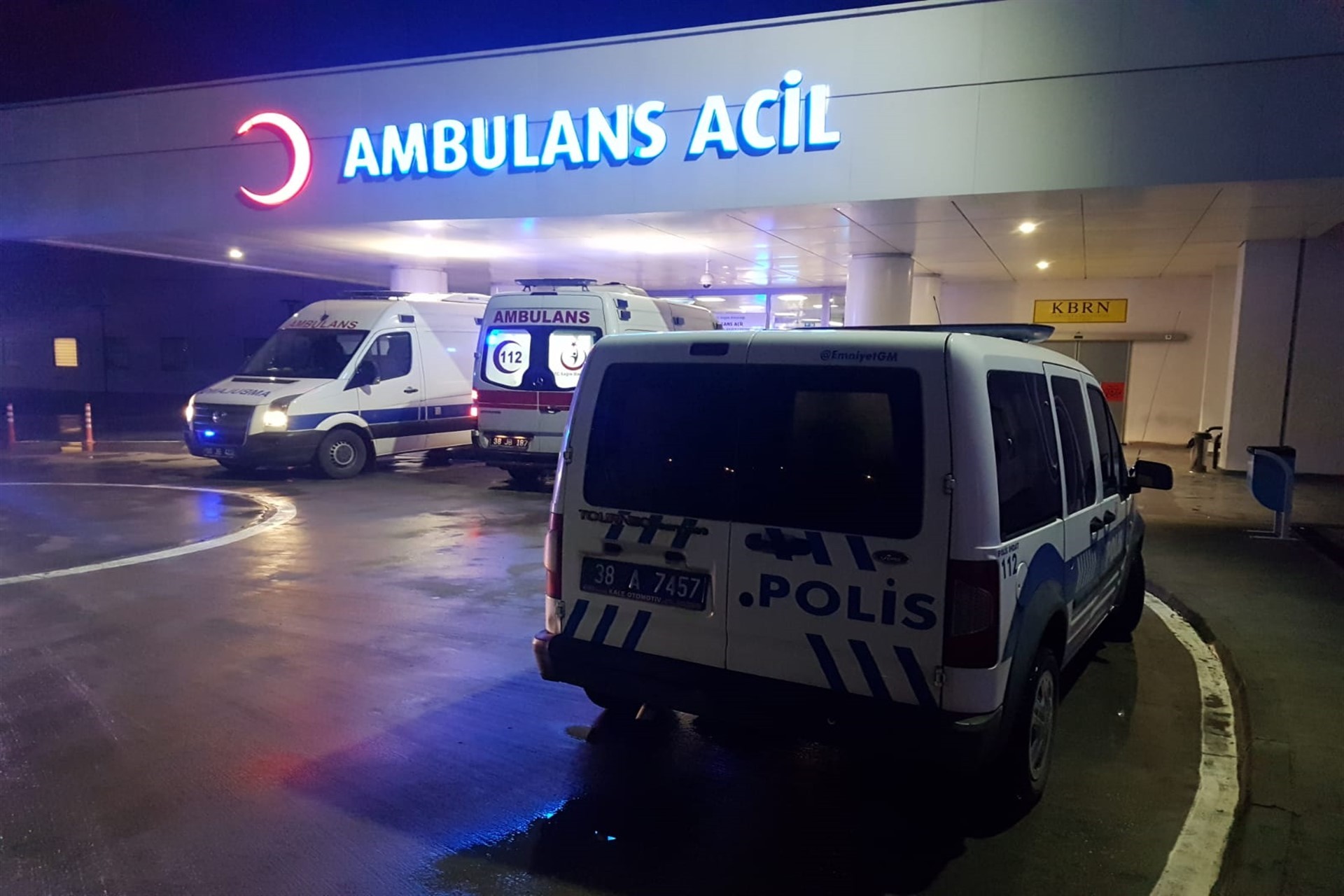 Hastane önünde bekleyen ambulans ve polis otosu