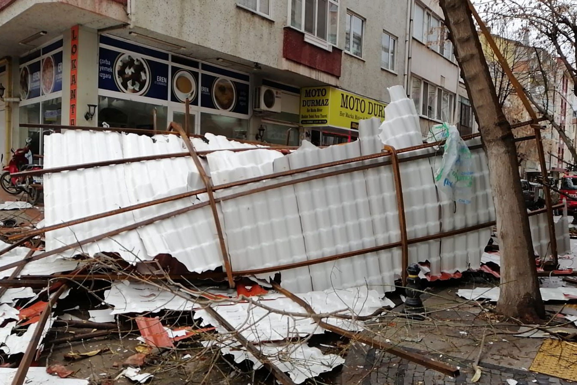 Biga'da bir apartmanın fırtına nedeniyle uçan ve dükkanların üzerine düşen çatısı