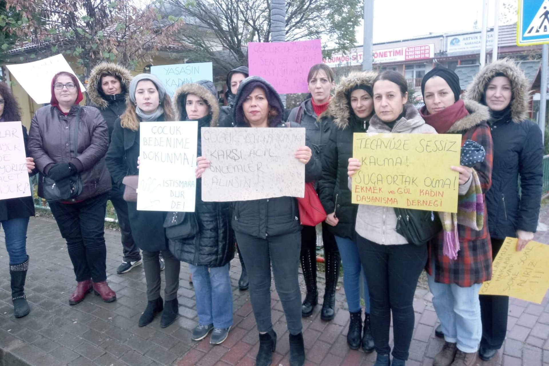 Ekmek ve Gül Kadın Dayanışma Derneği üyesi kadınlar