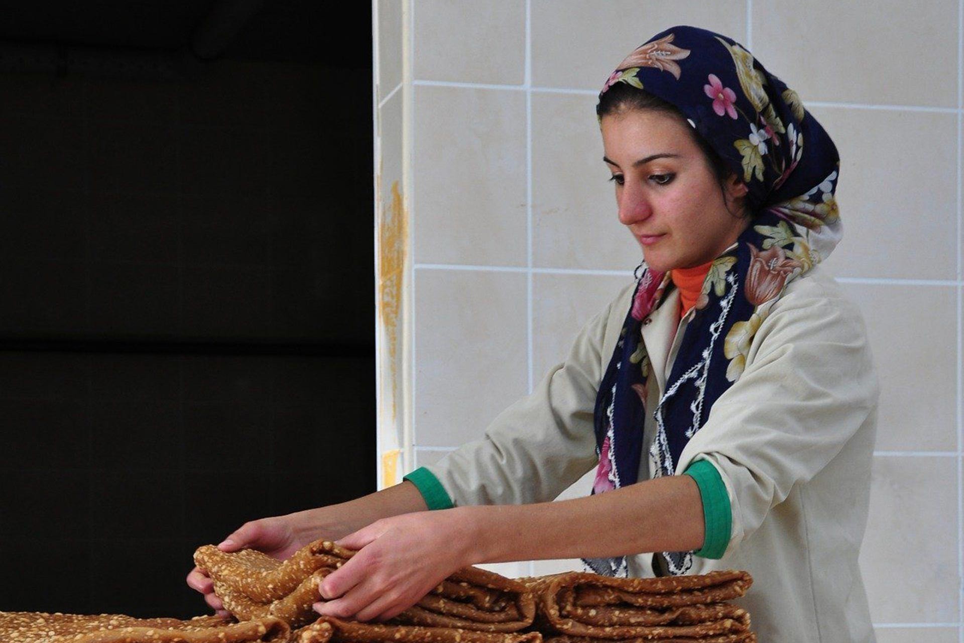 Bir kadın tekstil işçisi çalışırken