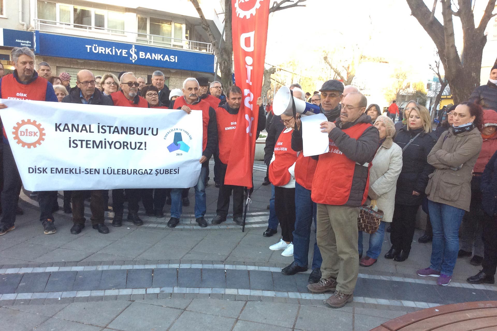 Emekli-Sen Lüleburgaz Şubesi üyeleri yaptıkları basın açıklamasıyla Kanal İstanbul projesini istemediklerini belirtti