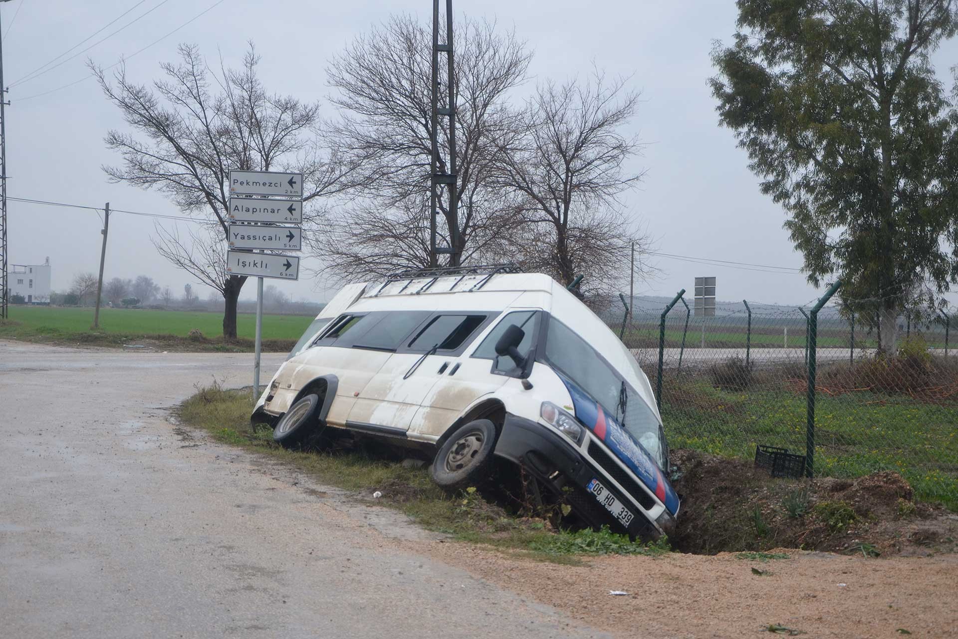 yan yatmış bir minübüs