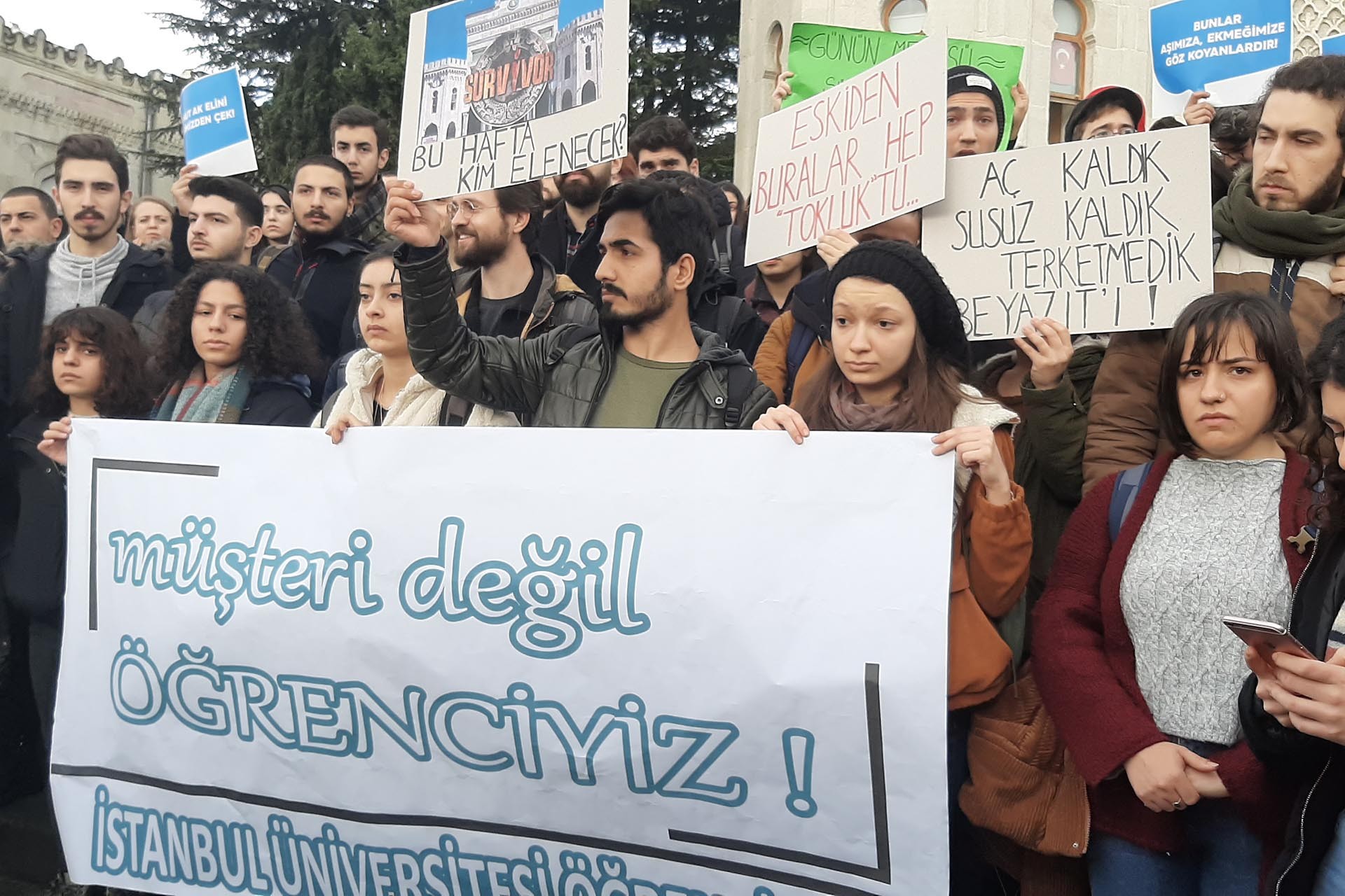 İstanbul Üniversitesi öğrecileri müşteri değiliz öğrenciyiz diyerek zammı protesto ediyor