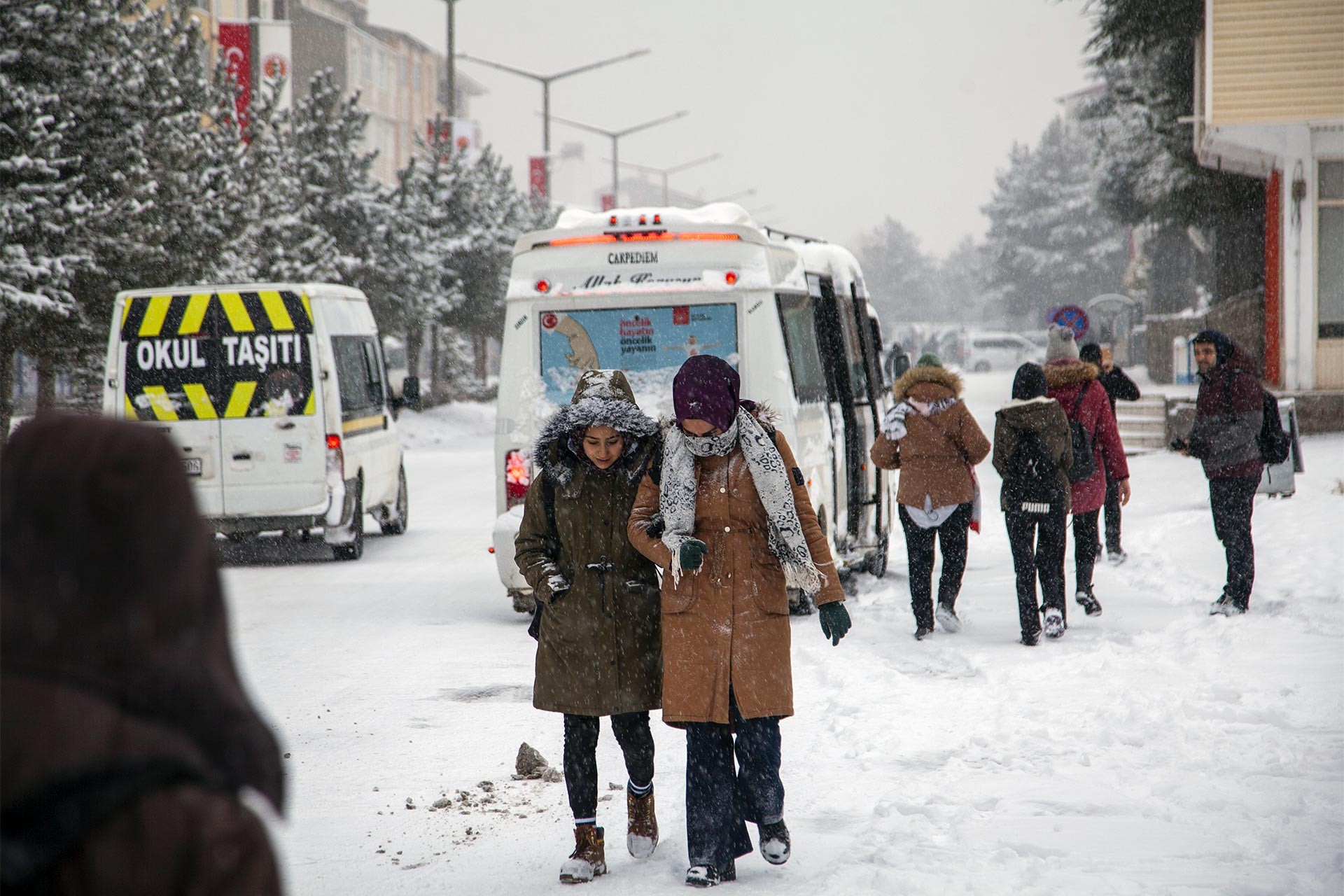 Bitlis Ahlat'ta kar üstünde güçlükle yürüyen vatandaşlar