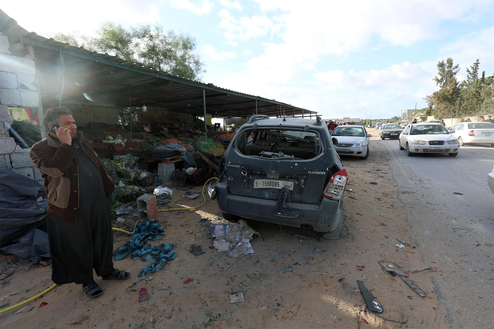 Libya'da Hafter güçlerinin bombaladığı alandaki araba enkazı