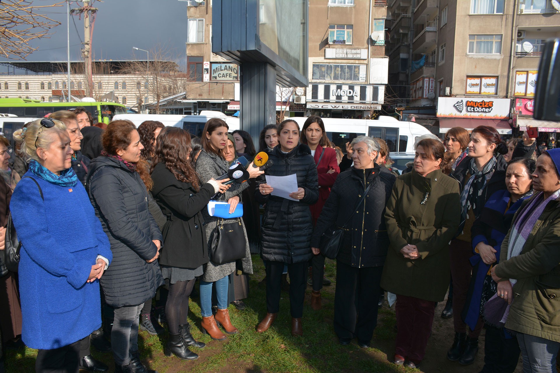 Diyarbakır'da basın açıklaması yapan kadınlar