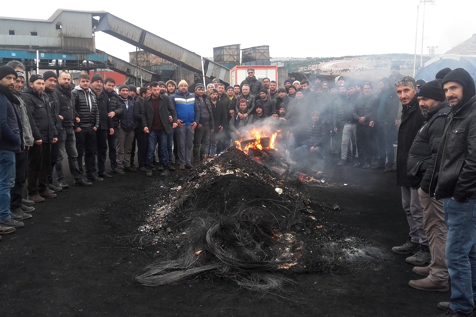 Yeni Anadolu Maden İşletmesi'nde işten atılan işçiler ateş başında