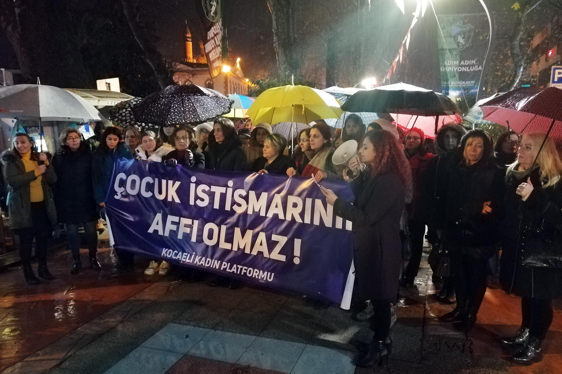 Kocaeli Kadın Platformunun çağrısıyla bir araya gelen kadınlar 'Çocuk istismarının affı olmaz!' pankartı ile basın açıklaması yaparken