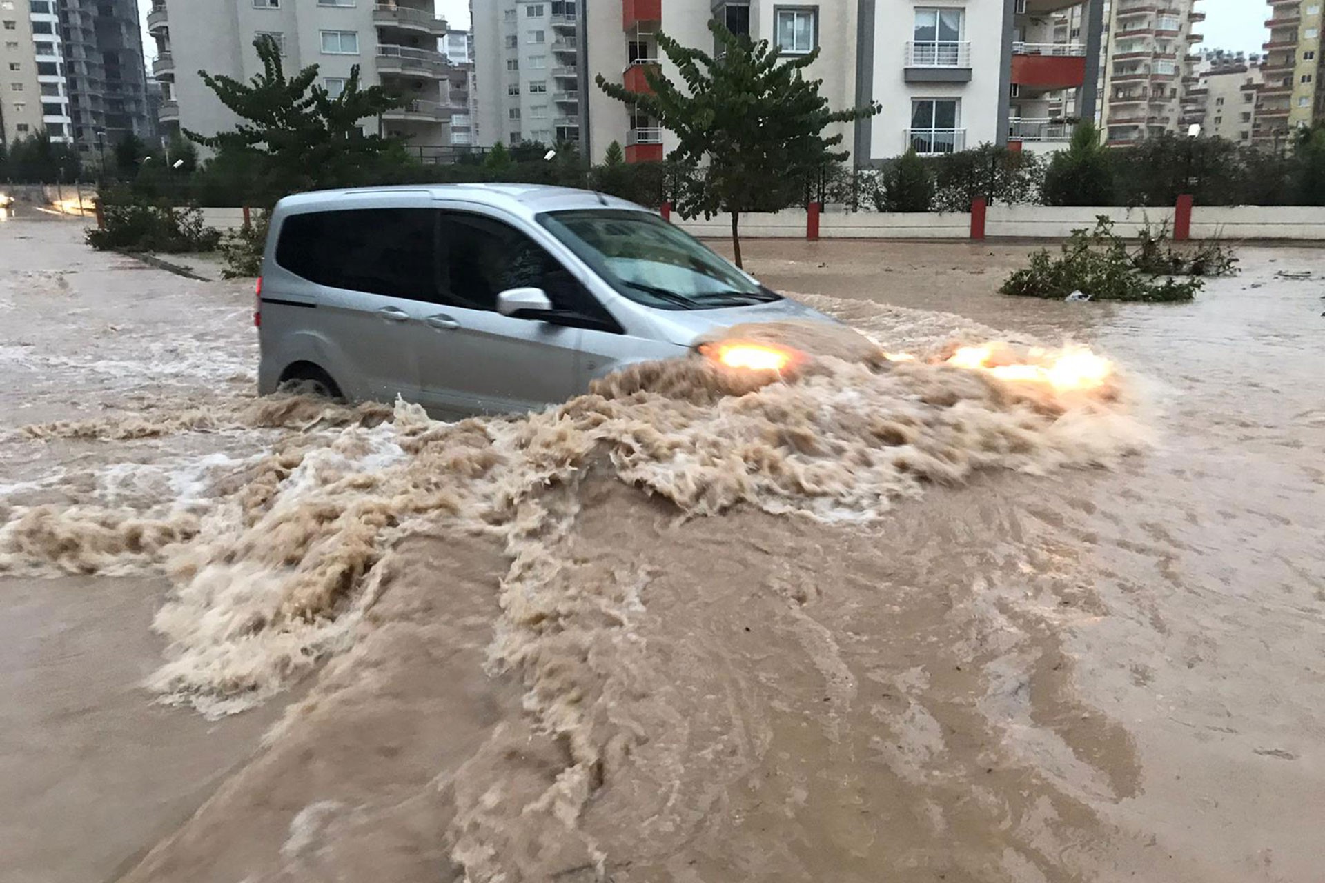 Mersin'de göle dönen sokaklar