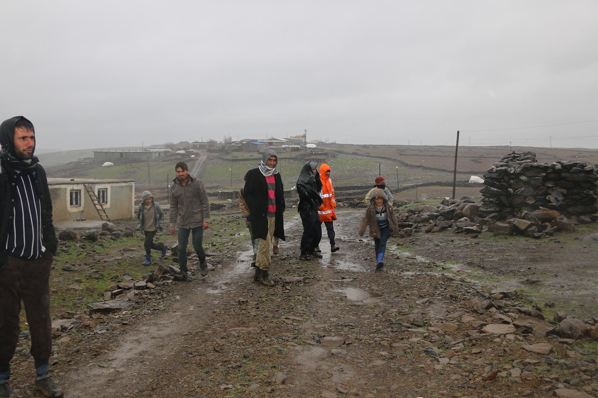 Urfa’nın Siverek ilçesi Karacadağ bölgesinde 10 mahallede yaşayan 5 bin kişi, içme suyunu ve hastalarını eşek sırtında taşıyor