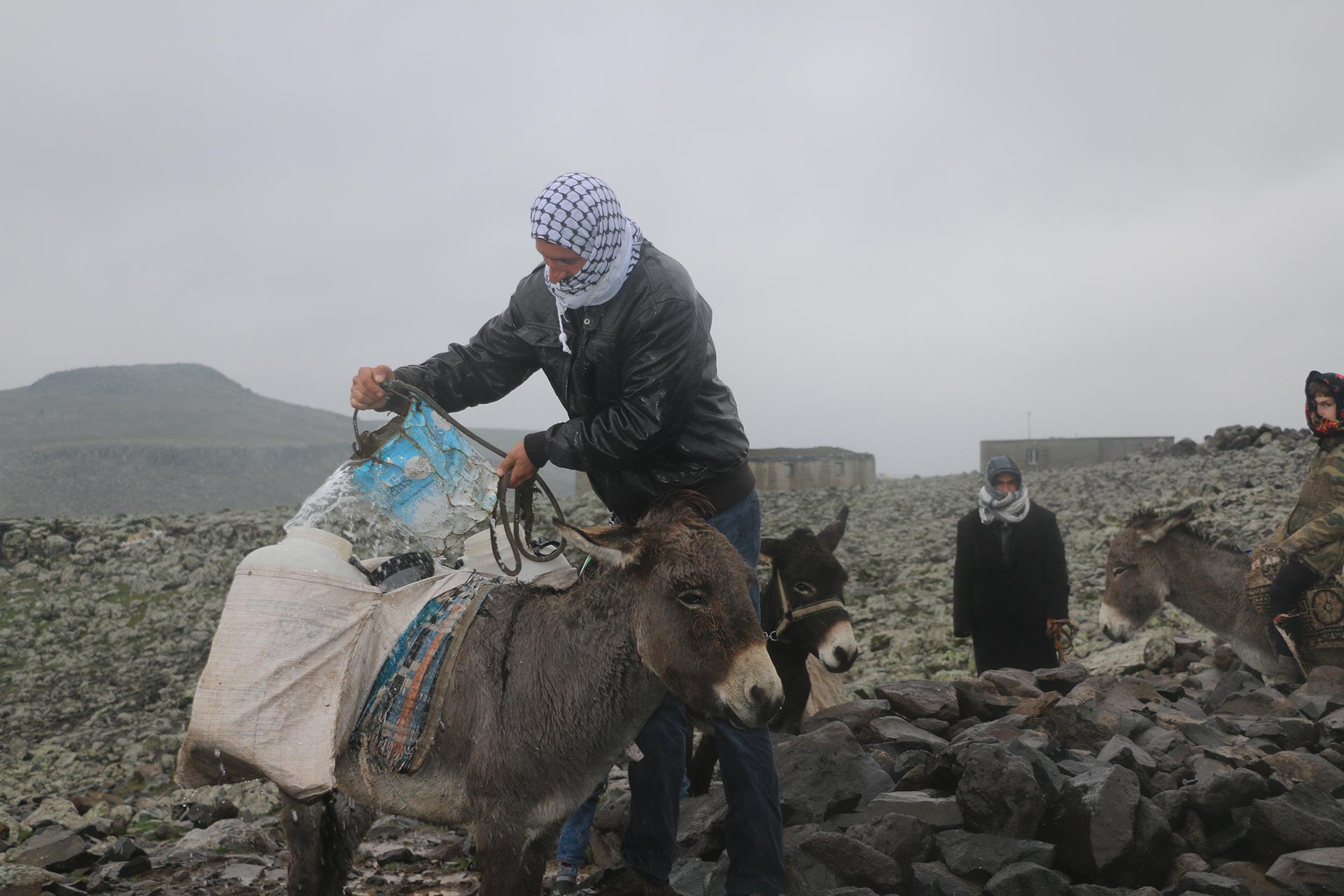 Urfa’nın Siverek ilçesi Karacadağ bölgesinde 10 mahallede yaşayan 5 bin kişi, içme suyunu ve hastalarını eşek sırtında taşıyor