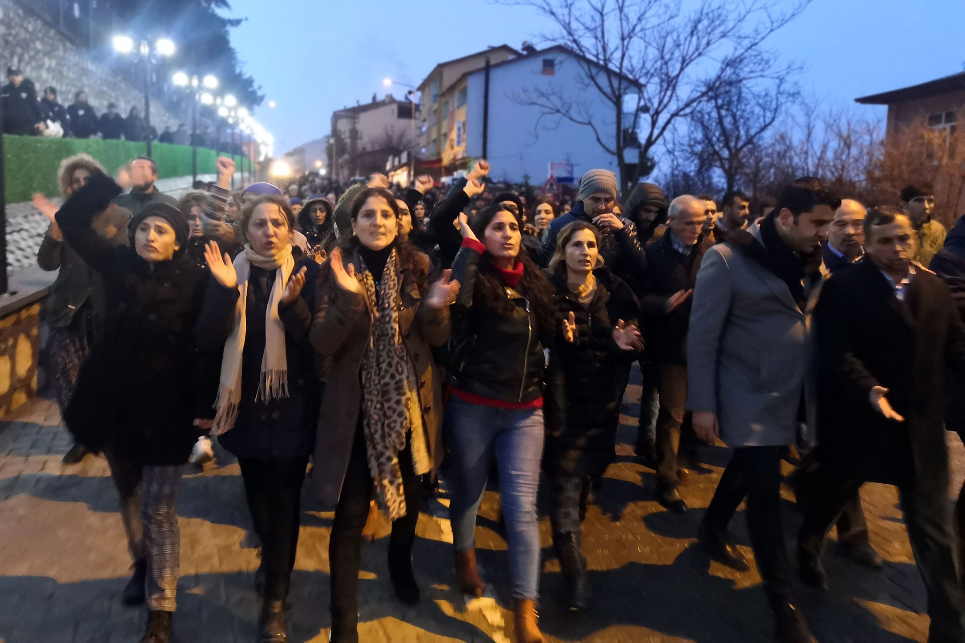 Pertek'te istismar protestosu için toplanan kalabalık.