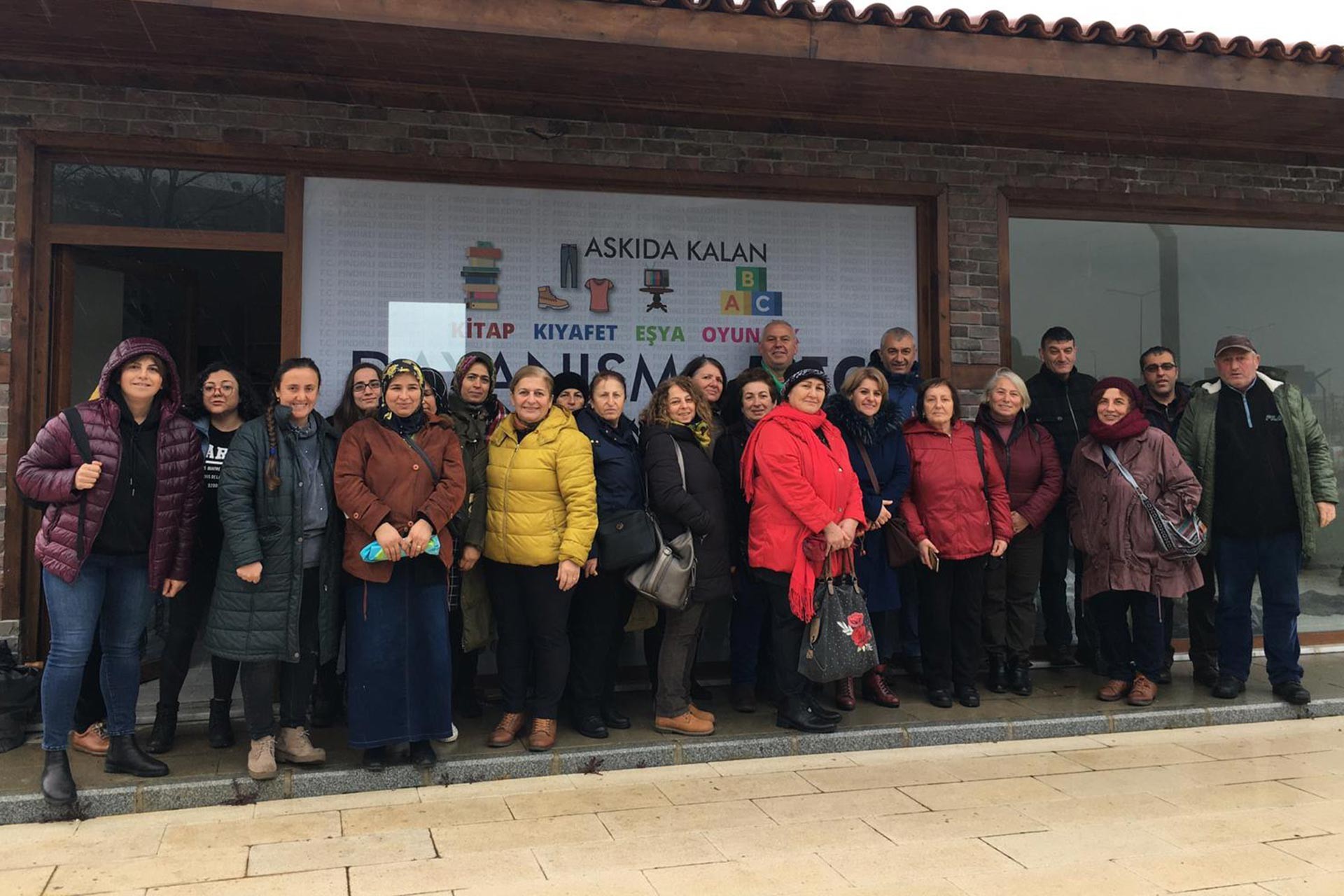 Fındıklı Belediyesi ihtiyaç fazlası kıyafet, kitap, oyuncak gibi ürünlerin satılacağı 'Askıda Kalan Dayanışma Meci' mağazasını açtı