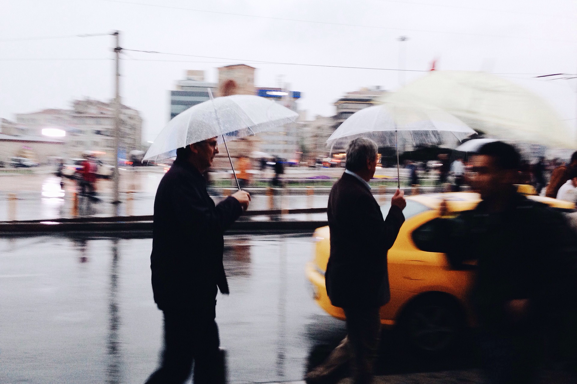 İstanbul'da yağmur altında yürüyen insanlar.