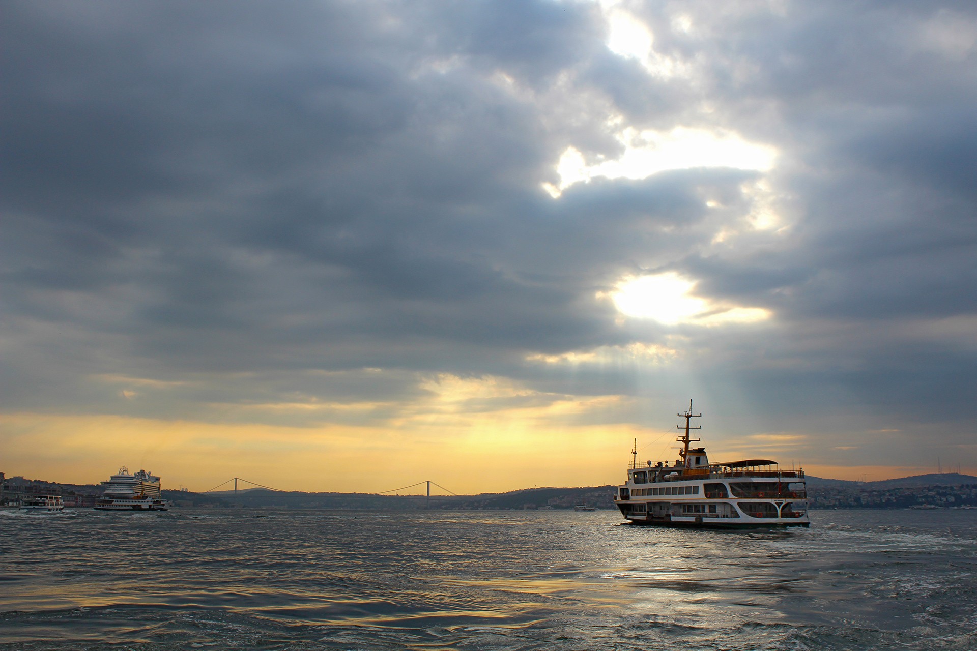 Boğazda gün doğumu ve seyir halinde bir vapur.