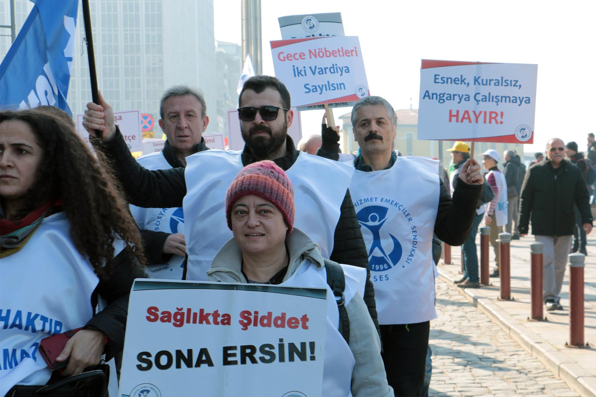 Taleplerini dövizlere yansıtarak yürüyüş yapan SES üyesi kamu emekçileri