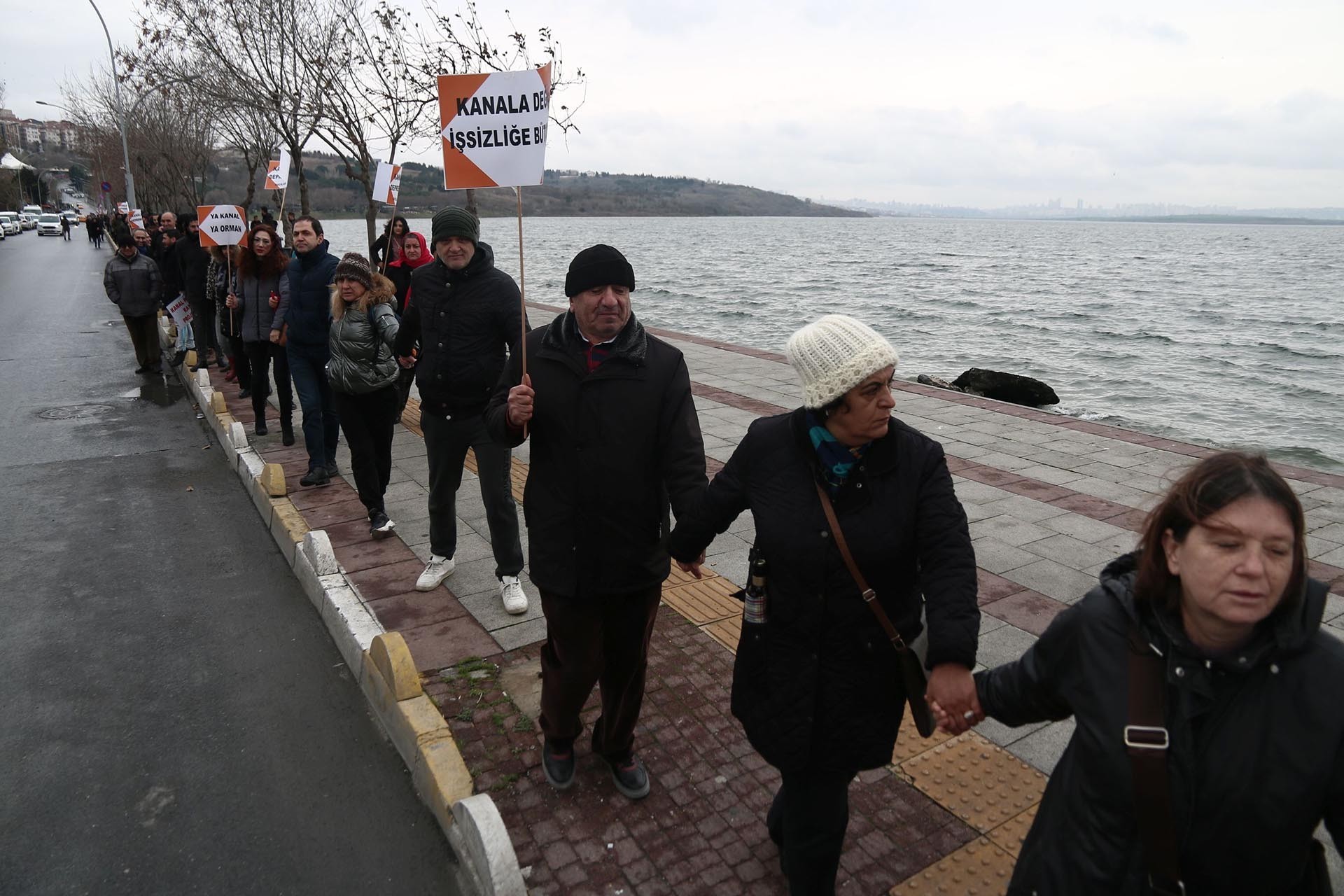 Kanal İstanbul’a hayır diyen yüzlerce kişi el ele tutuşarak zincir oluşturdu