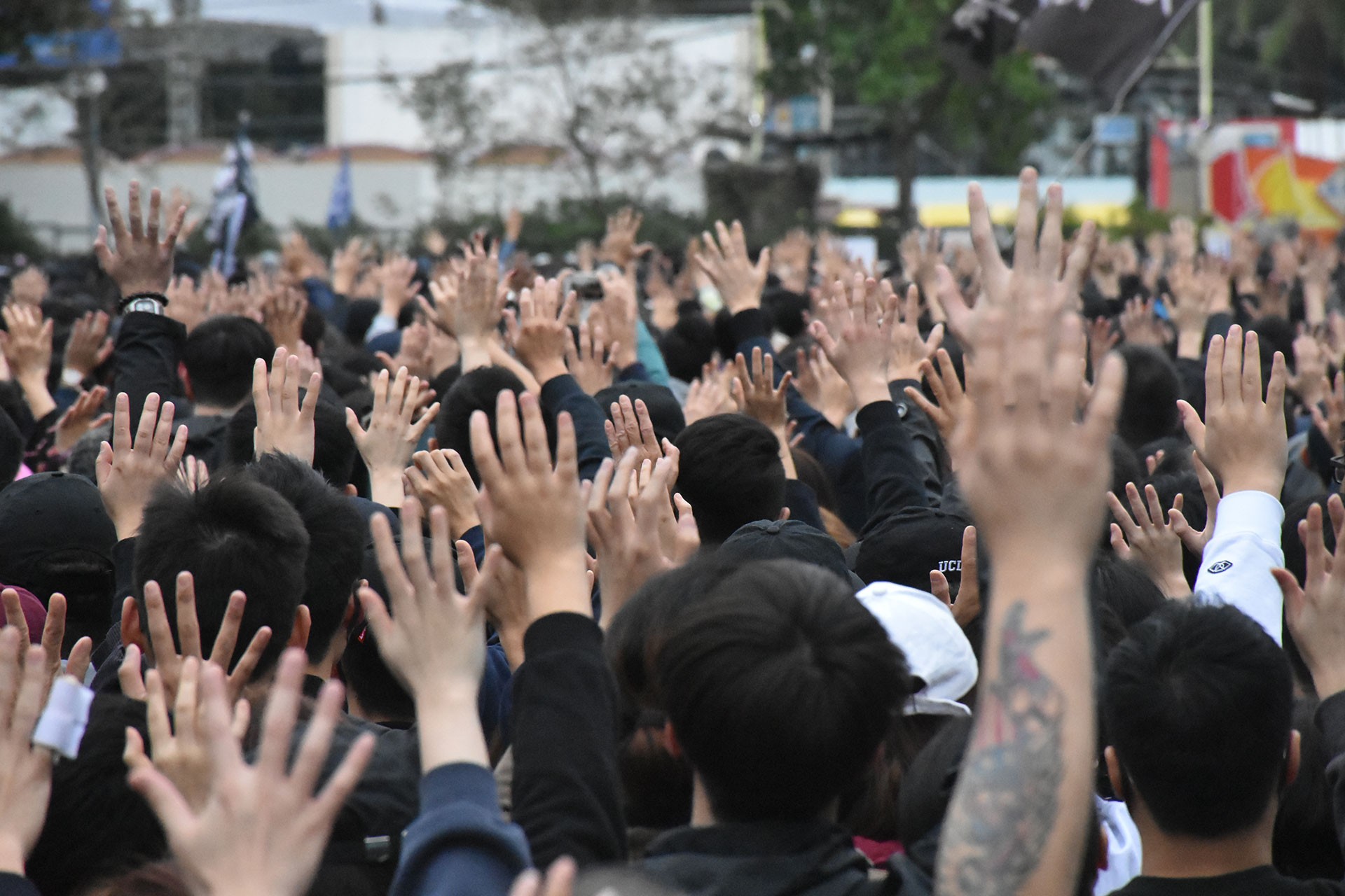 Hong Kong'da sokağa çıkan halk