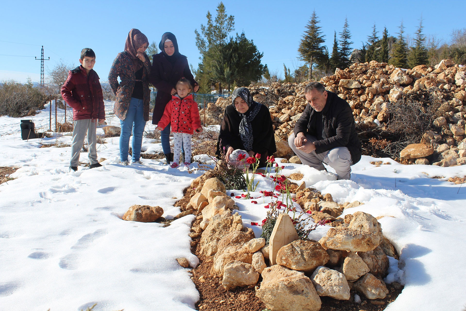 Ailesi Tuğba Ekiz'in mezarı başında