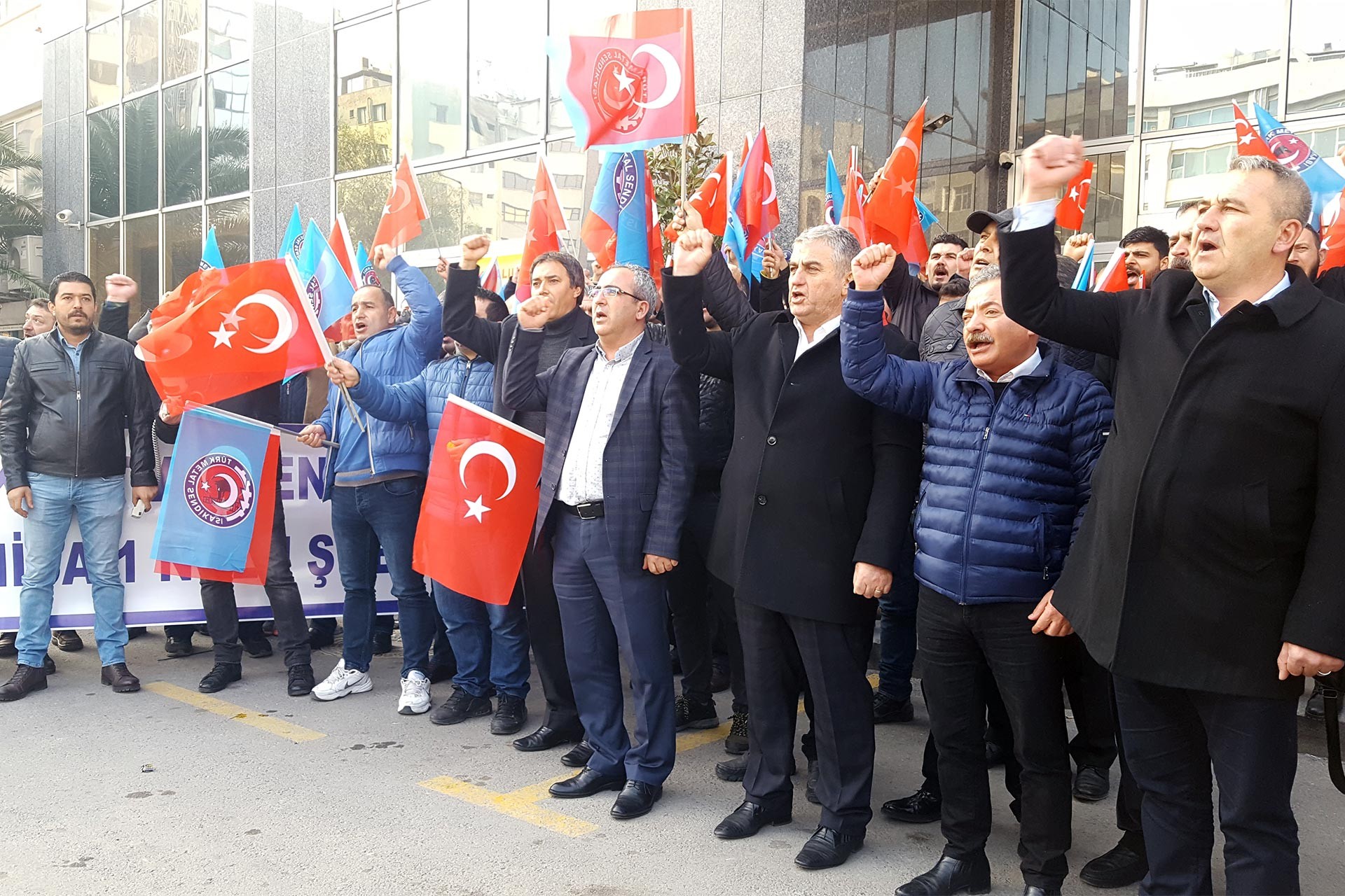 İzmir'de MESS'i protesto eden Türk Metal üyeleri