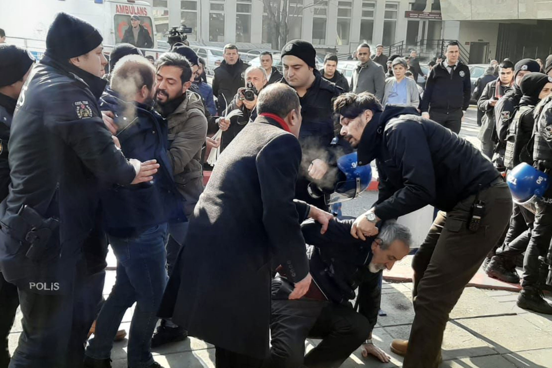 Şiddeti protesto eden hekimlere polis müdahalesi